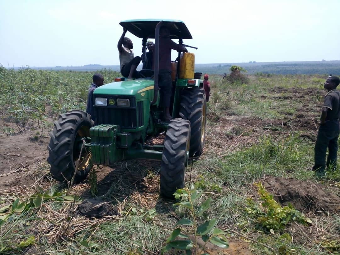 VESA Afrika acquiert un tracteur pour mécaniser son Programme Quinquénal Agricole, grâce à l'accompagnement des parténaires comme la FEC